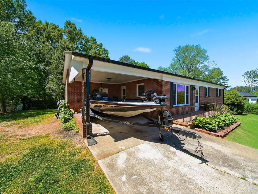 5075 Fleetwood Drive, Hickory, NC 28602.  MLS# CAR4372090, YatesRealty ID 16011. 