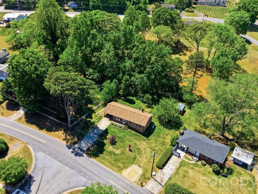 5075 Fleetwood Drive, Hickory, NC 28602.  MLS# CAR4372090, YatesRealty ID 16011. 
