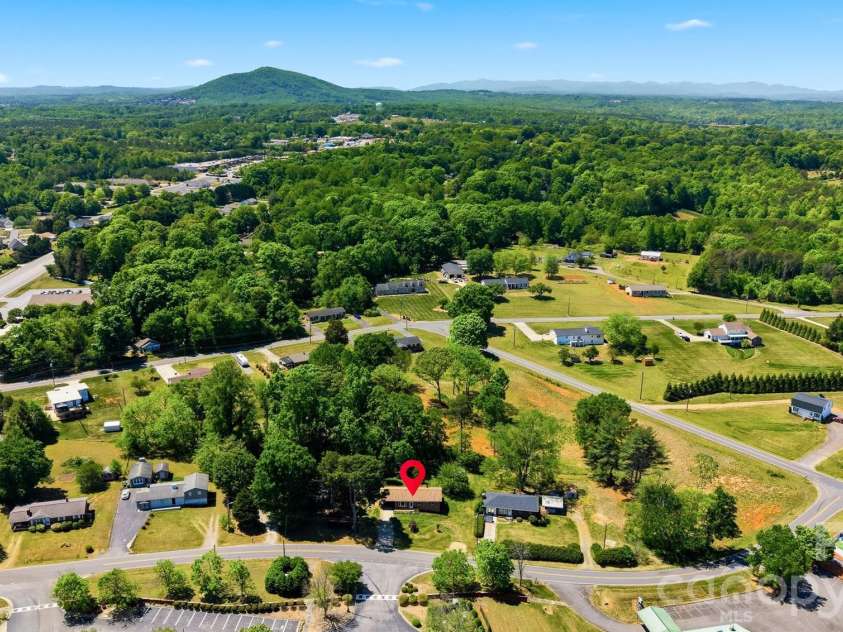 5075 Fleetwood Drive, Hickory, NC 28602.  MLS# CAR4372090, YatesRealty ID 16011. 