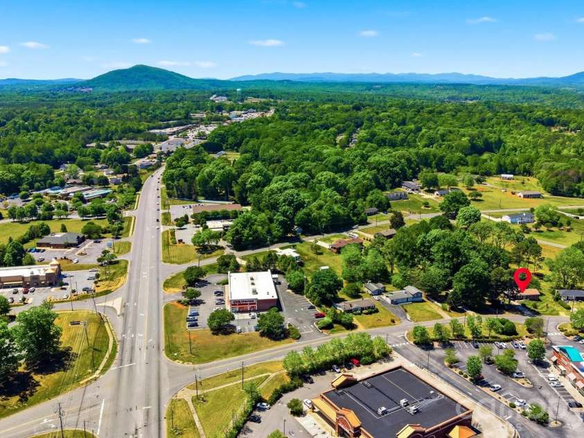 5075 Fleetwood Drive, Hickory, NC 28602.  MLS# CAR4372090, YatesRealty ID 16011. 