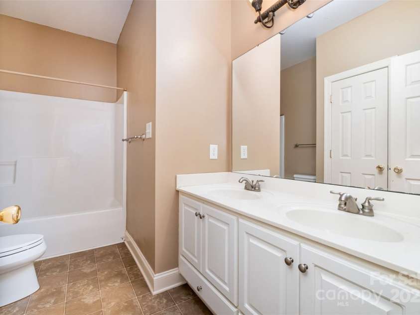 3917 Erskine Woods Drive, Bessemer City, NC 28016.  MLS# CAR4264362, YatesRealty ID 16012. 2nd Bathroom