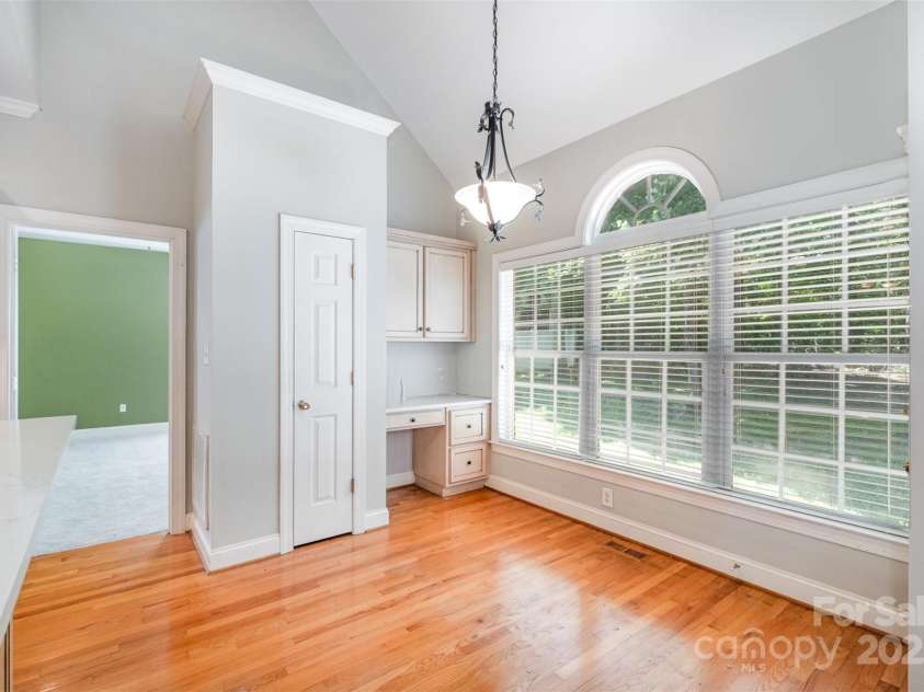 3917 Erskine Woods Drive, Bessemer City, NC 28016.  MLS# CAR4264362, YatesRealty ID 16012. Breakfast area