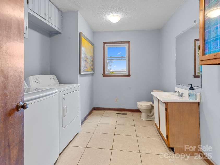 151 Heatherly Heights Road, Saluda, NC 28773.  MLS# CAR4257112, YatesRealty ID 16014. Main level laundry with additional features