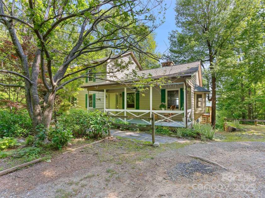 151 Heatherly Heights Road, Saluda, NC 28773.  MLS# CAR4257112, YatesRealty ID 16014. Welcome to this peaceful mountain-view home