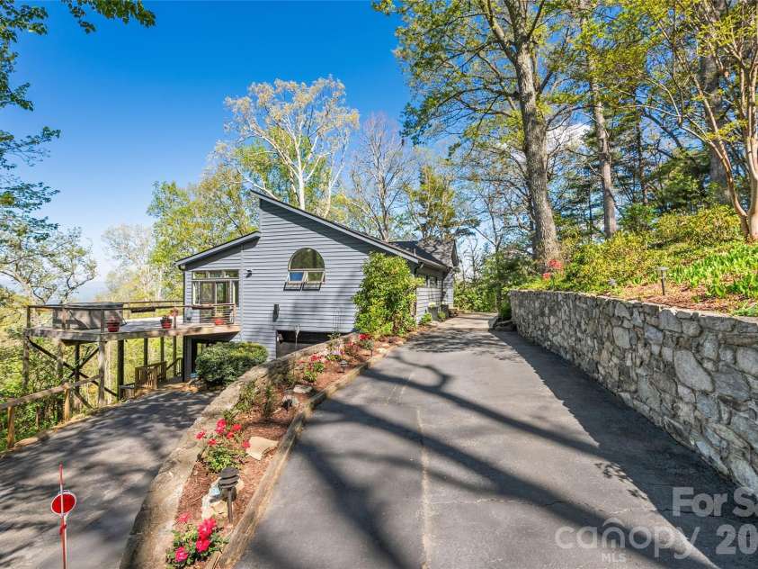 110 Crestwood Road, Asheville, NC 28804.  MLS# CAR4372619, YatesRealty ID 16015. 