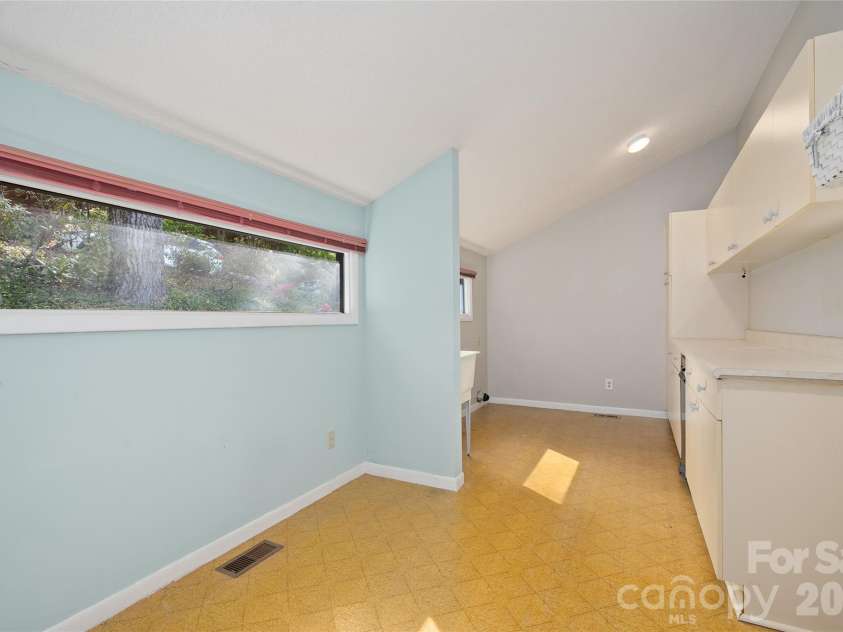 110 Crestwood Road, Asheville, NC 28804.  MLS# CAR4372619, YatesRealty ID 16015. 
