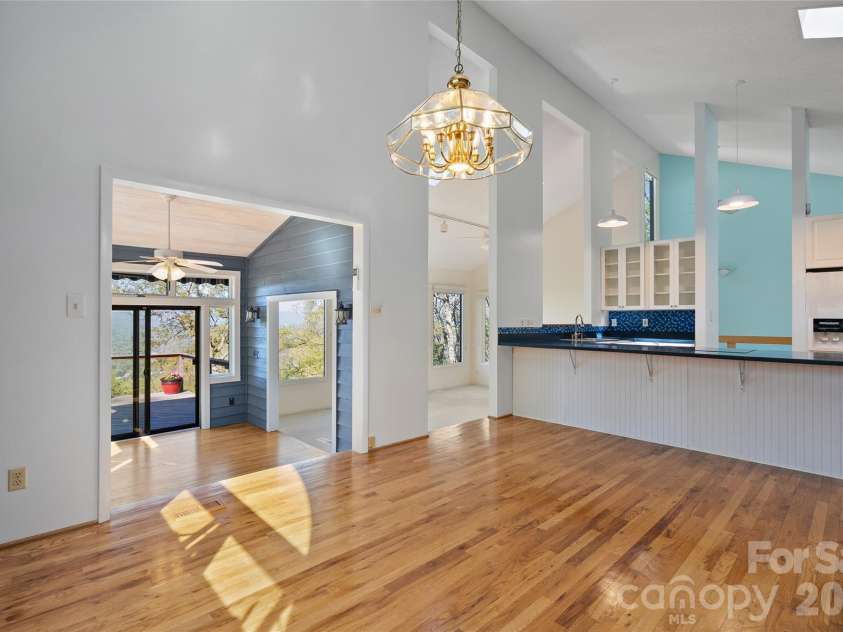 110 Crestwood Road, Asheville, NC 28804.  MLS# CAR4372619, YatesRealty ID 16015. 