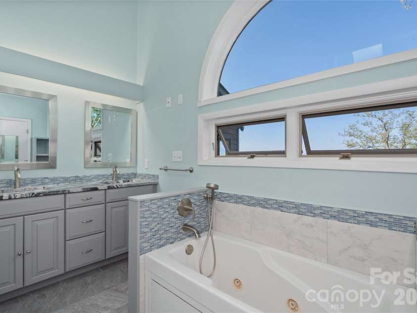 110 Crestwood Road, Asheville, NC 28804.  MLS# CAR4372619, YatesRealty ID 16015. 