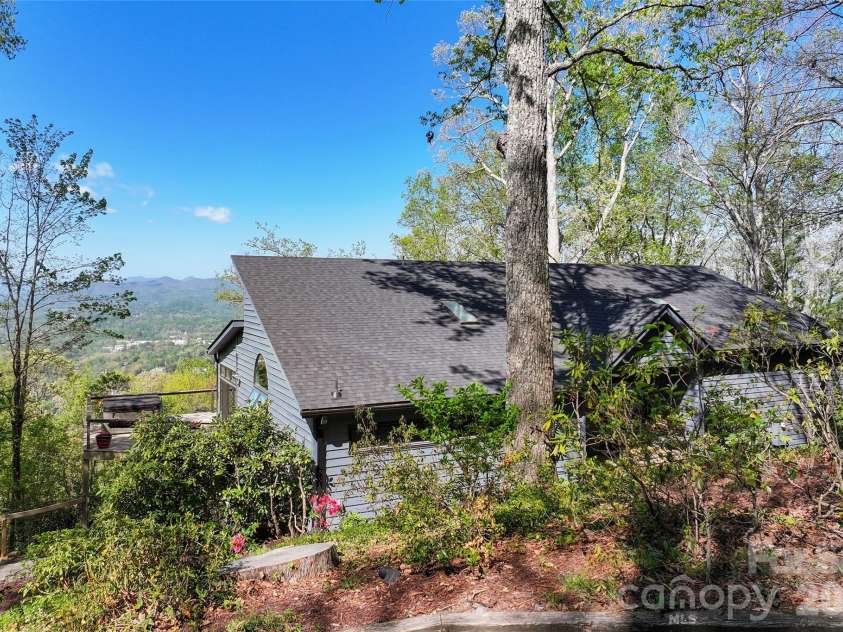 110 Crestwood Road, Asheville, NC 28804.  MLS# CAR4372619, YatesRealty ID 16015. 