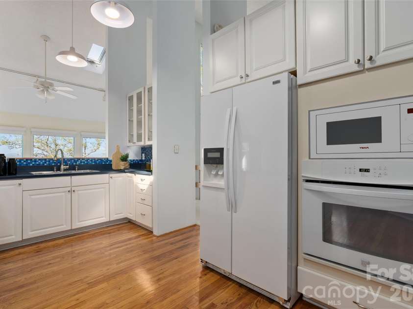 110 Crestwood Road, Asheville, NC 28804.  MLS# CAR4372619, YatesRealty ID 16015. Virtually Staged