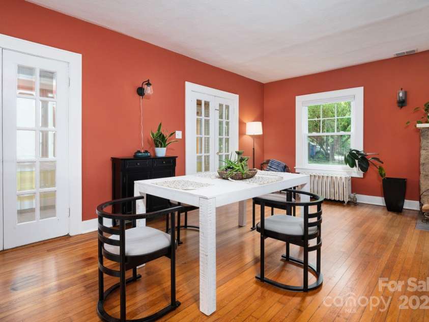 135 Tacoma Circle, Asheville, NC 28801.  MLS# CAR4259347, YatesRealty ID 16015. Casual Dining Area or Work Space