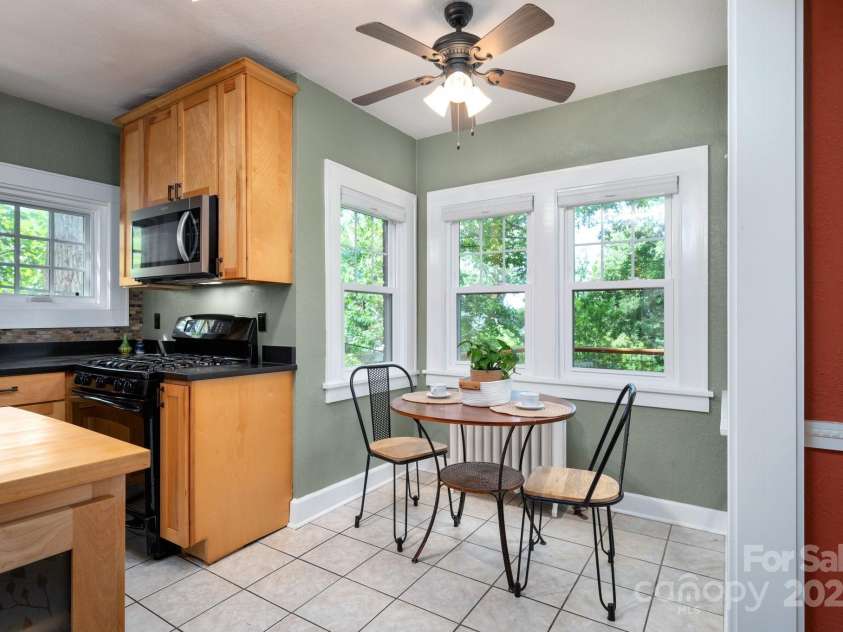 135 Tacoma Circle, Asheville, NC 28801.  MLS# CAR4259347, YatesRealty ID 16015. Delightful Breakfast Nook in Kitchen