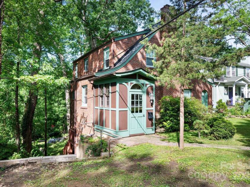 135 Tacoma Circle, Asheville, NC 28801.  MLS# CAR4259347, YatesRealty ID 16015. Enclosed Foyer Welcomes You Home