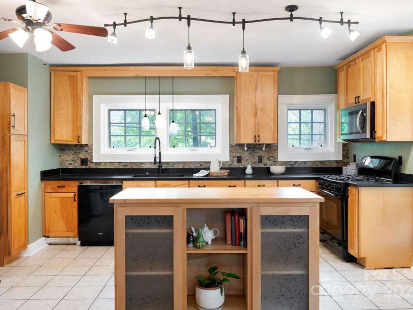 135 Tacoma Circle, Asheville, NC 28801.  MLS# CAR4259347, YatesRealty ID 16015. Excellent Layout and Ample Space