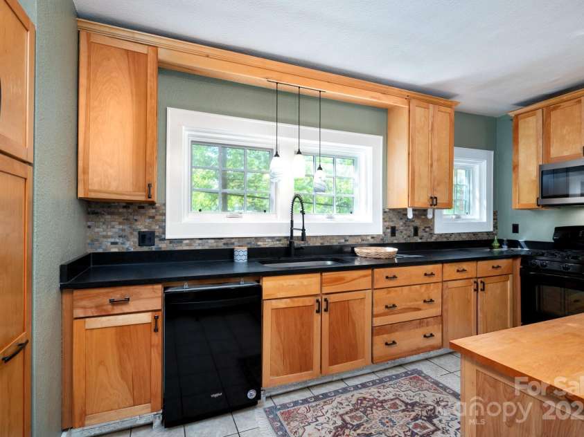 135 Tacoma Circle, Asheville, NC 28801.  MLS# CAR4259347, YatesRealty ID 16015. Granite Counters and Gorgeous Tile Backsplash