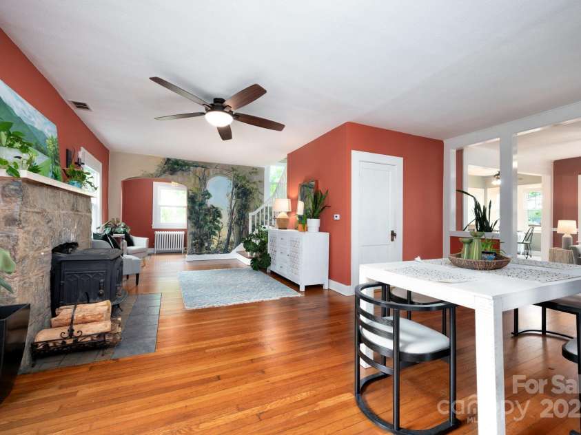 135 Tacoma Circle, Asheville, NC 28801.  MLS# CAR4259347, YatesRealty ID 16015. Open Main-Level Floor Plan