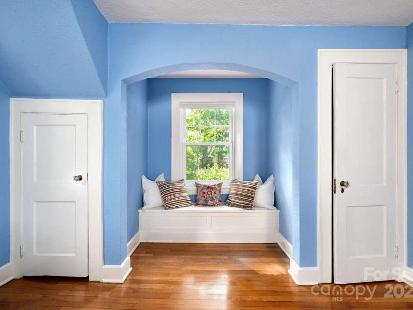 135 Tacoma Circle, Asheville, NC 28801.  MLS# CAR4259347, YatesRealty ID 16015. Sitting Nook with Bench Storage