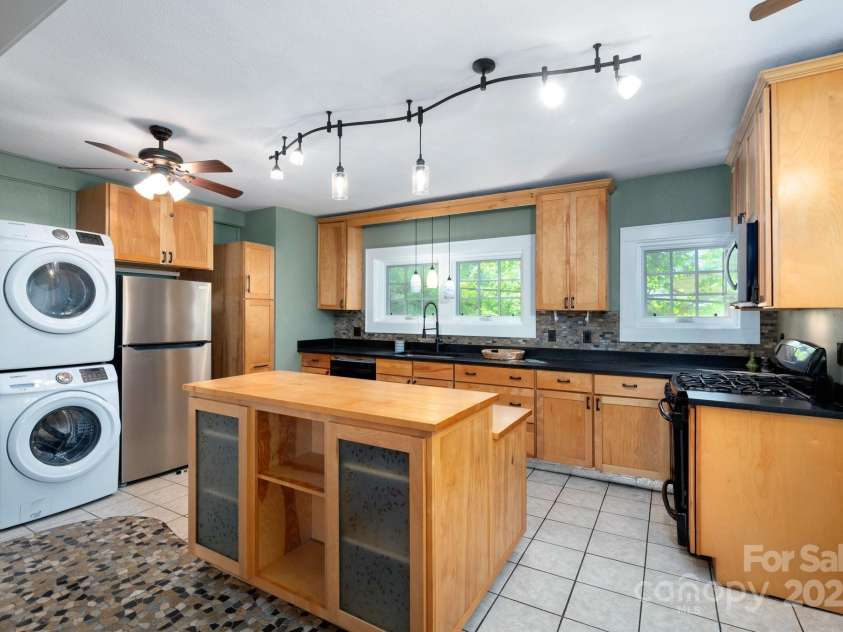 135 Tacoma Circle, Asheville, NC 28801.  MLS# CAR4259347, YatesRealty ID 16015. Stunning Remodeled Kitchen