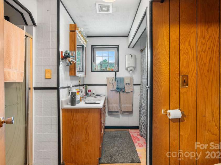 3423 Hwy 127 Highway, Hickory, NC 28602.  MLS# CAR4264045, YatesRealty ID 16016. 