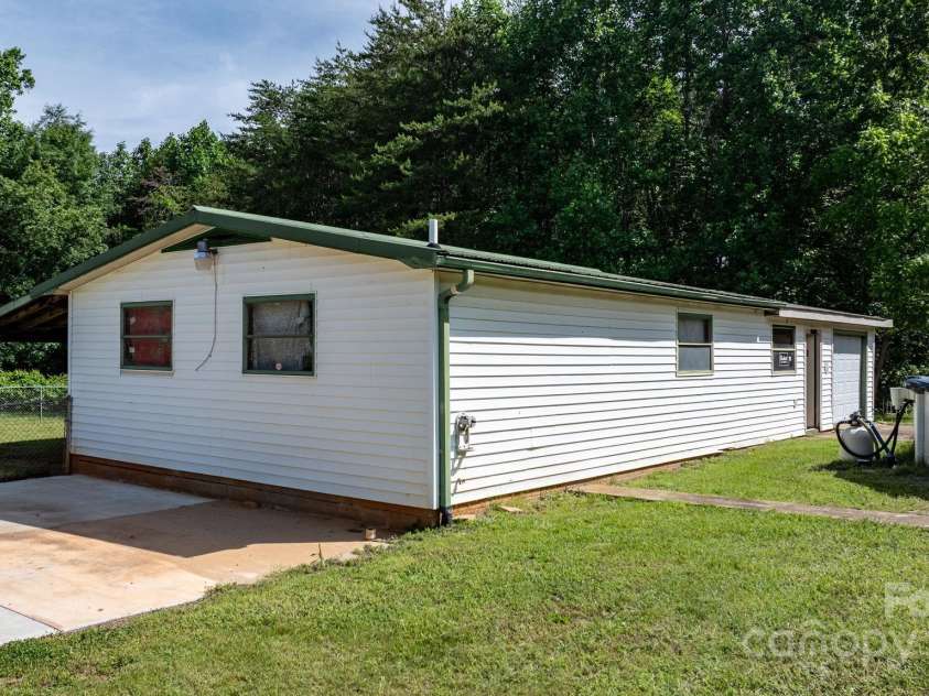 3423 Hwy 127 Highway, Hickory, NC 28602.  MLS# CAR4264045, YatesRealty ID 16016. 