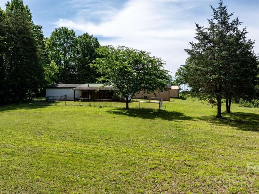 3423 Hwy 127 Highway, Hickory, NC 28602.  MLS# CAR4264045, YatesRealty ID 16016. 
