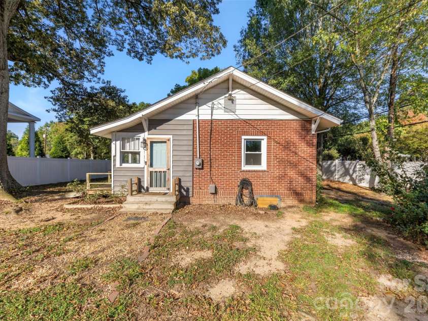 604 Pearl Avenue, Kannapolis, NC 28083.  MLS# CAR4374176, YatesRealty ID 16018. Laundry/Mud Room