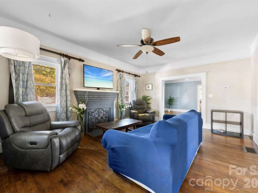 604 Pearl Avenue, Kannapolis, NC 28083.  MLS# CAR4374176, YatesRealty ID 16018. Living Room