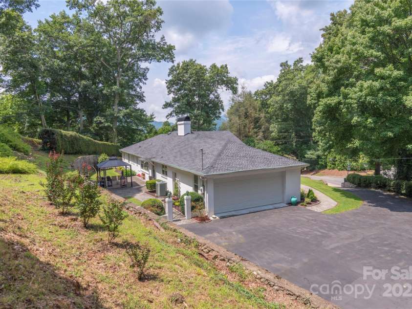 568 Country Club Drive, Waynesville, NC 28786.  MLS# CAR4166222, YatesRealty ID 16019. 