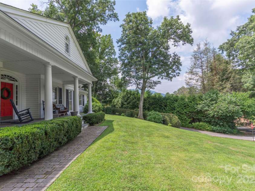 568 Country Club Drive, Waynesville, NC 28786.  MLS# CAR4166222, YatesRealty ID 16019. Attractive stone walk way.