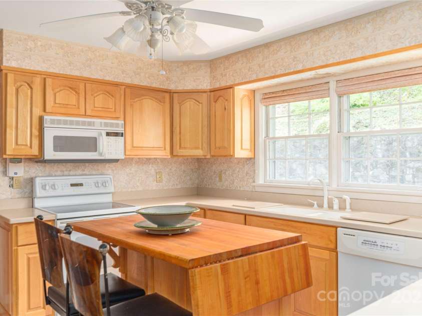 568 Country Club Drive, Waynesville, NC 28786.  MLS# CAR4166222, YatesRealty ID 16019. Flexible island.