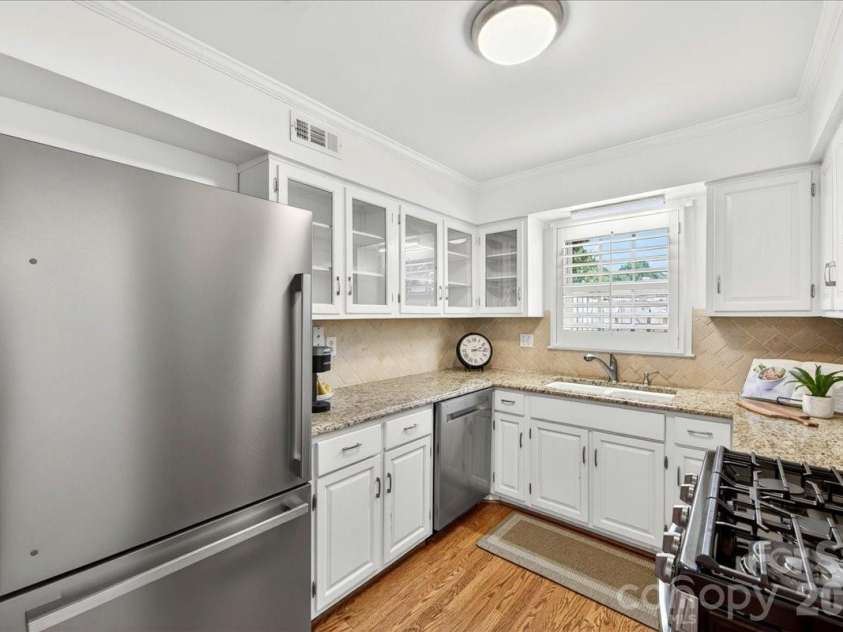 2229 Rexford Road, Charlotte, NC 28211.  MLS# CAR4390305, YatesRealty ID 1602. Updated kitchen with stainless appliances, gas range, and granite counters