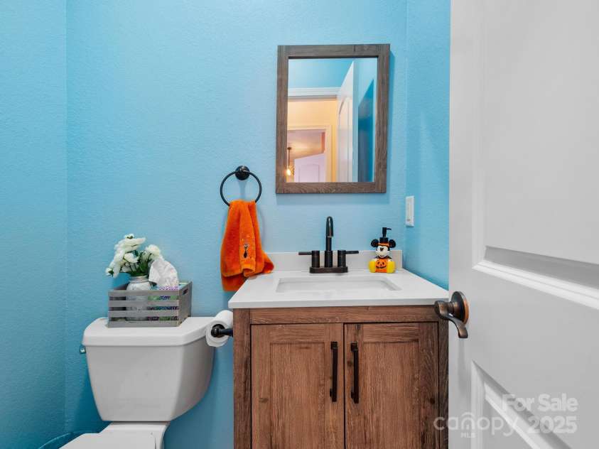 39 Sunnie Rae Lane, Candler, NC 28715.  MLS# CAR4211201, YatesRealty ID 1602. Half bath