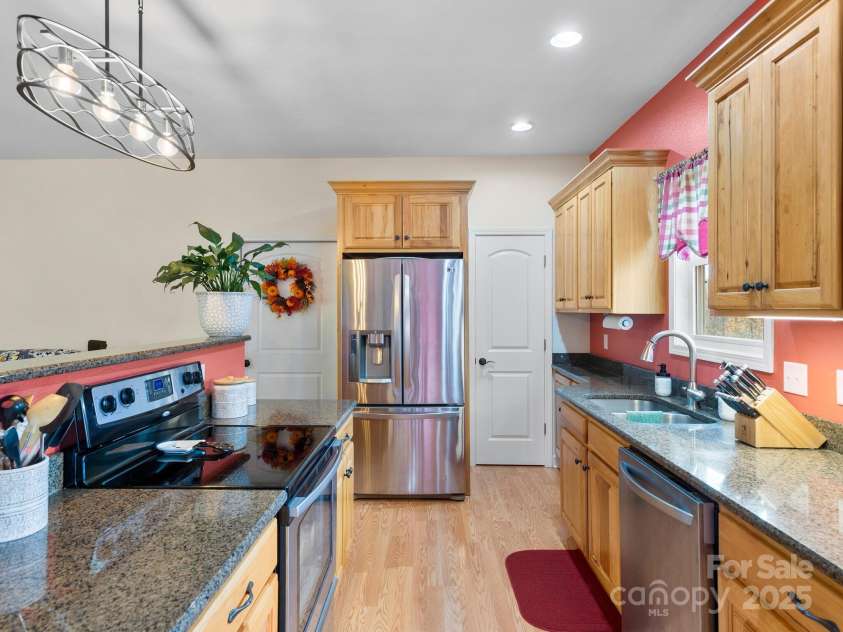 39 Sunnie Rae Lane, Candler, NC 28715.  MLS# CAR4211201, YatesRealty ID 1602. Kitchen