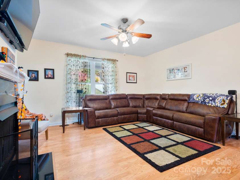 39 Sunnie Rae Lane, Candler, NC 28715.  MLS# CAR4211201, YatesRealty ID 1602. Living Room