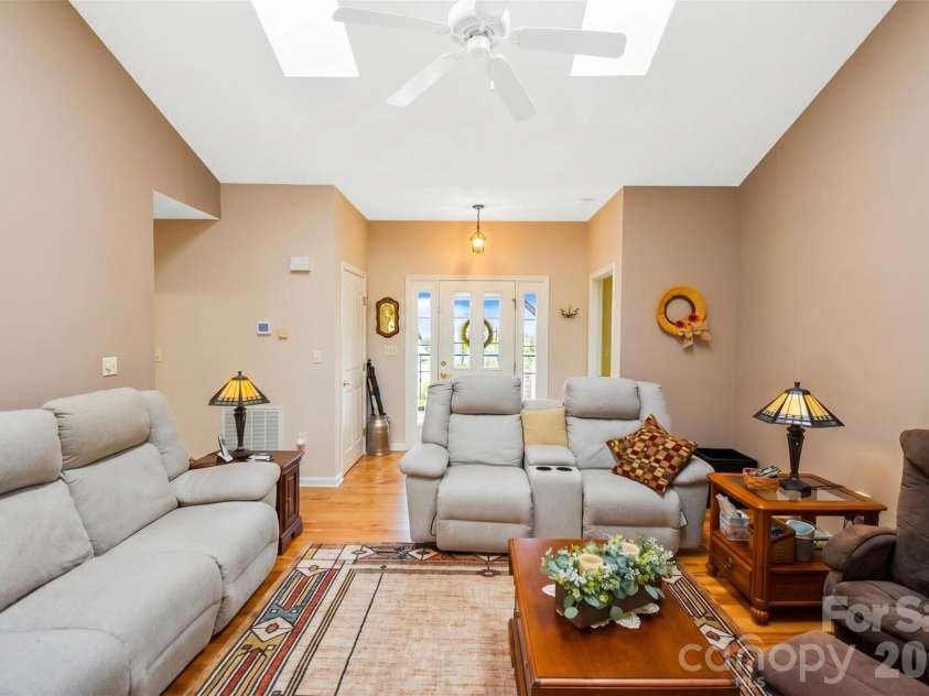 548 Thunder Road, Brevard, NC 28712.  MLS# CAR4374420, YatesRealty ID 16020. 