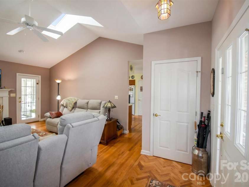 548 Thunder Road, Brevard, NC 28712.  MLS# CAR4374420, YatesRealty ID 16020. 