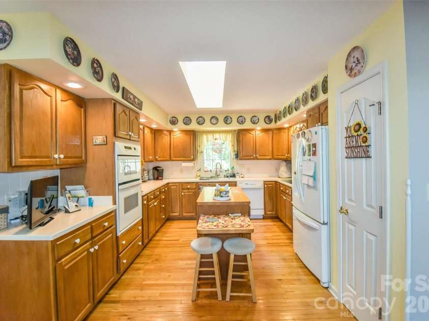 548 Thunder Road, Brevard, NC 28712.  MLS# CAR4374420, YatesRealty ID 16020. 