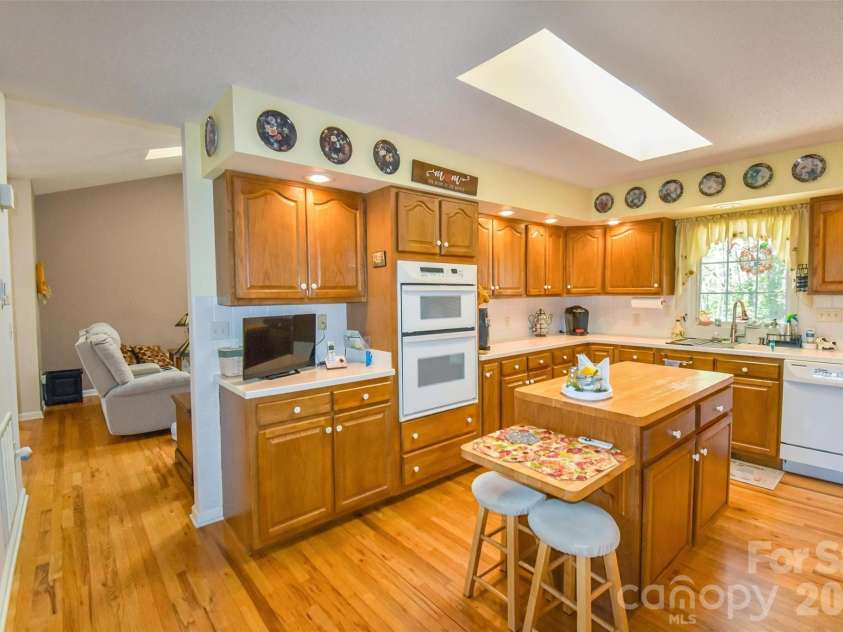 548 Thunder Road, Brevard, NC 28712.  MLS# CAR4374420, YatesRealty ID 16020. 