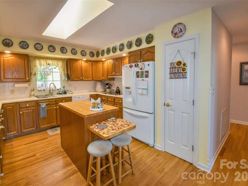 548 Thunder Road, Brevard, NC 28712.  MLS# CAR4374420, YatesRealty ID 16020. 
