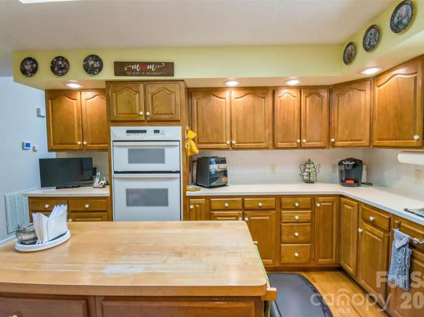 548 Thunder Road, Brevard, NC 28712.  MLS# CAR4374420, YatesRealty ID 16020. 