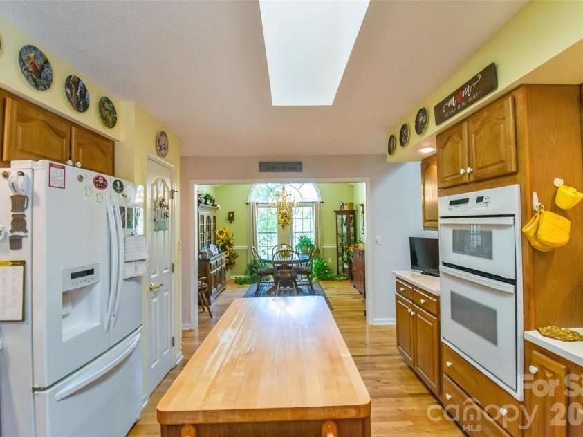 548 Thunder Road, Brevard, NC 28712.  MLS# CAR4374420, YatesRealty ID 16020. 
