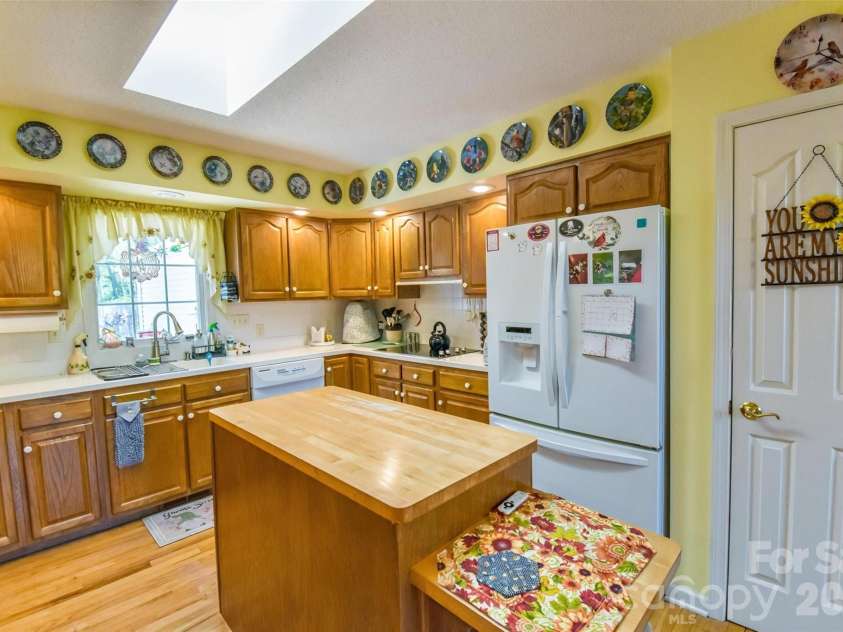 548 Thunder Road, Brevard, NC 28712.  MLS# CAR4374420, YatesRealty ID 16020. 