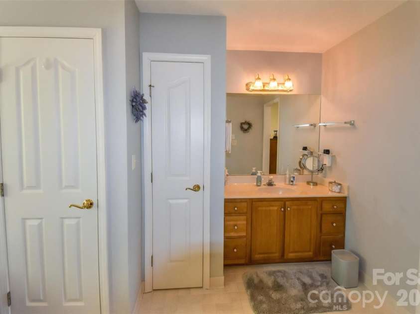 548 Thunder Road, Brevard, NC 28712.  MLS# CAR4374420, YatesRealty ID 16020. 