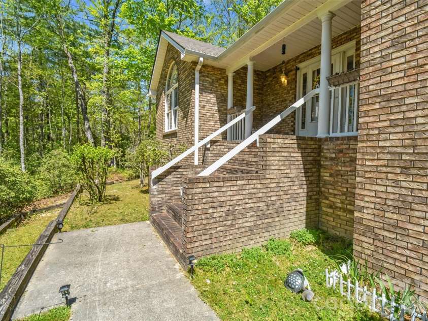 548 Thunder Road, Brevard, NC 28712.  MLS# CAR4374420, YatesRealty ID 16020. 