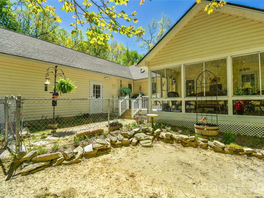 548 Thunder Road, Brevard, NC 28712.  MLS# CAR4374420, YatesRealty ID 16020. 