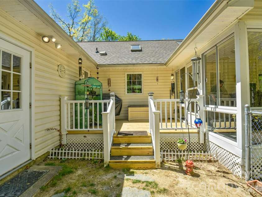548 Thunder Road, Brevard, NC 28712.  MLS# CAR4374420, YatesRealty ID 16020. 