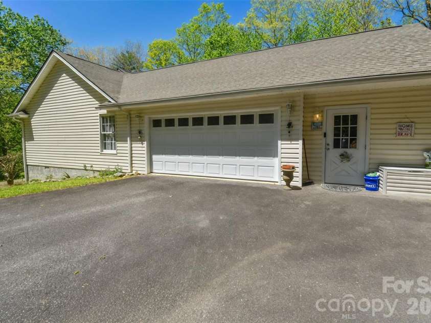 548 Thunder Road, Brevard, NC 28712.  MLS# CAR4374420, YatesRealty ID 16020. 