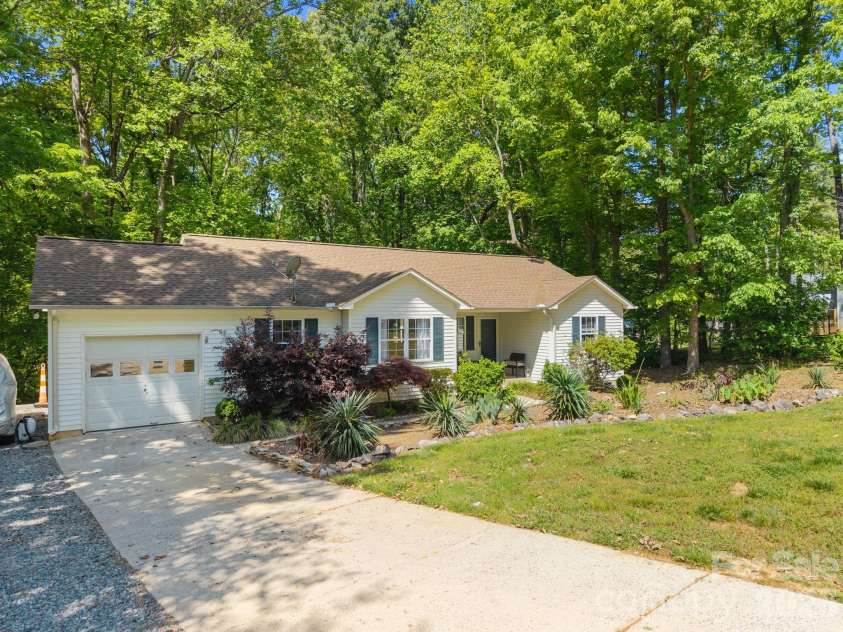 125 Mills Forest Lane, Mooresville, NC 28117.  MLS# CAR4374183, YatesRealty ID 16021. 