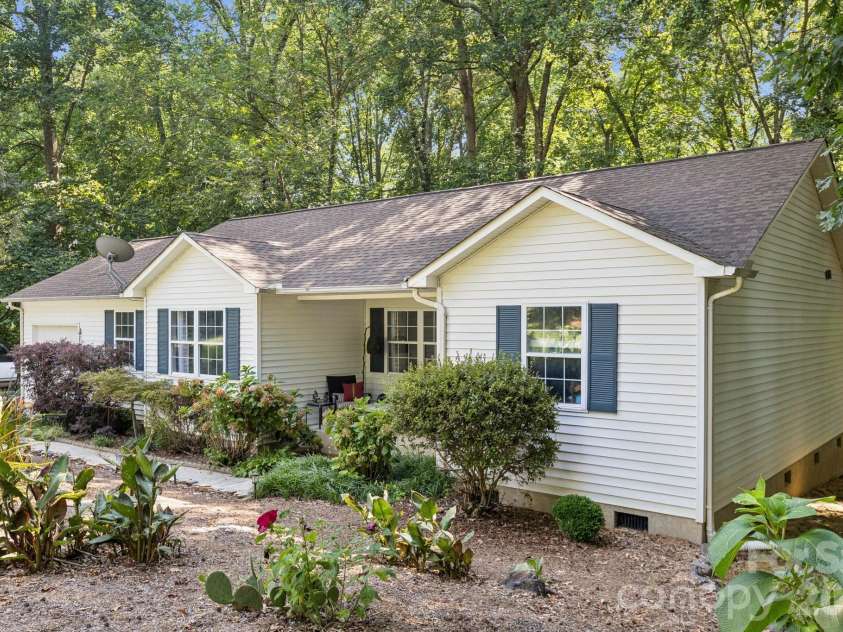 125 Mills Forest Lane, Mooresville, NC 28117.  MLS# CAR4374183, YatesRealty ID 16021. 