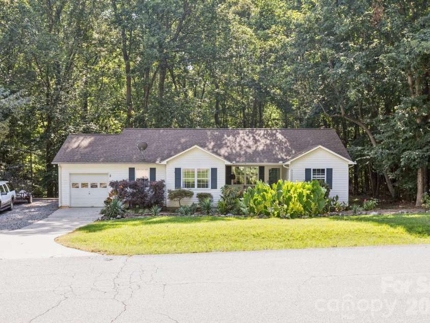 125 Mills Forest Lane, Mooresville, NC 28117.  MLS# CAR4374183, YatesRealty ID 16021. 